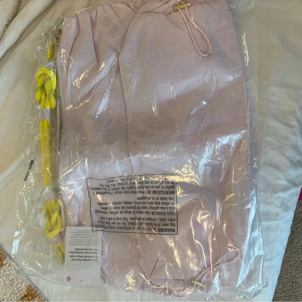 Lululemon Convertible Ruched
Crossbody Bag *Large 16L blissful pink/daisy glow - Picture 6 of 6